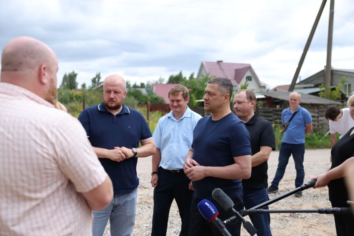 Михаил Ведерников осмотрел реализованные проекты ТОС в микрорайоне Соколицы Михаил Ведерников осмотрел реализованные проекты ТОС в микрорайоне Соколицы