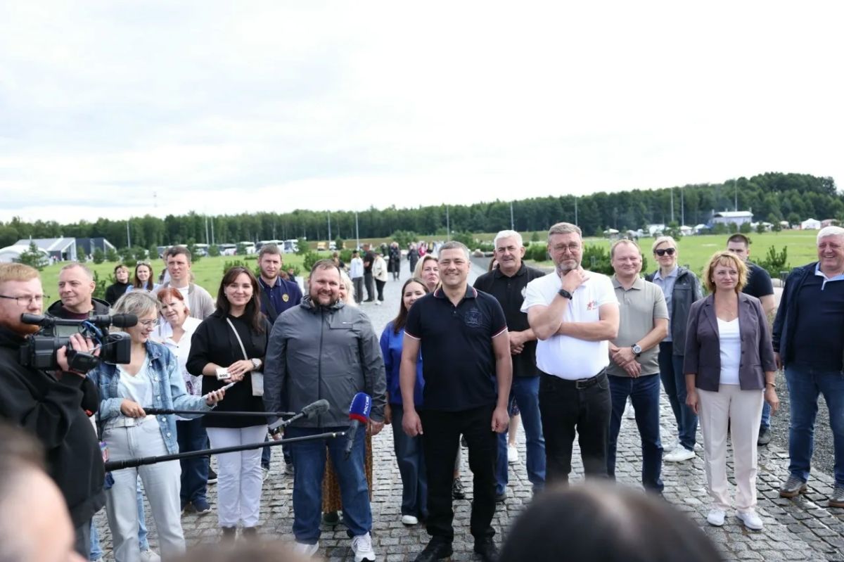 Заместитель председателя Совета Федерации Константин Косачёв и губернатор Псковской области Михаил Ведерников встретились с участниками программы для молодых соотечественников «Здравствуй, Россия!» у монумента князю... Заместитель председателя Совета Федерации Константин Косачёв и губернатор Псковской области Михаил Ведерников встретились с участниками программы для молодых соотечественников «Здравствуй, Россия!» у монумента князю...