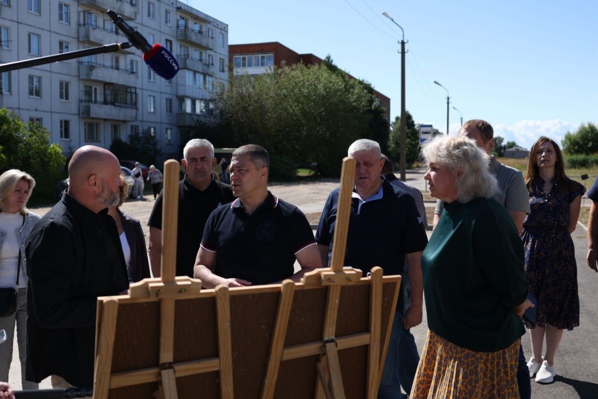 Улицу Пограничную в Гдове перед началом строительных работ осмотрел губернатор Псковской области Михаил Ведерников в рамках рабочего визита в округ Улицу Пограничную в Гдове перед началом строительных работ осмотрел губернатор Псковской области Михаил Ведерников в рамках рабочего визита в округ