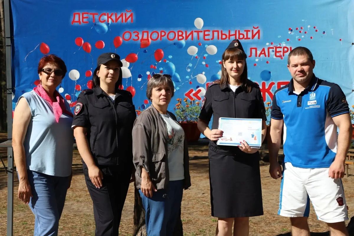 В преддверии Дня физкультурника в детском оздоровительном лагере «Дружба» на территории Псковской области прошла акция МВД России «Зарядка со стражем порядка» В преддверии Дня физкультурника в детском оздоровительном лагере «Дружба» на территории Псковской области прошла акция МВД России «Зарядка со стражем порядка»