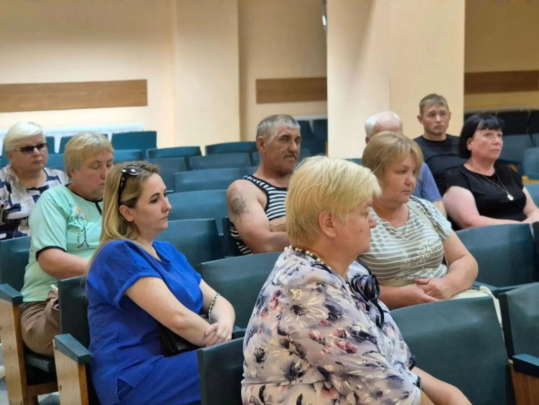 Депутат Законодательного Собрания Псковской области Андрей Козлов совместно с главой Новосокольнического округа Виктором Новиковым провёл встречу с жителями деревни Захарино Депутат Законодательного Собрания Псковской области Андрей Козлов совместно с главой Новосокольнического округа Виктором Новиковым провёл встречу с жителями деревни Захарино