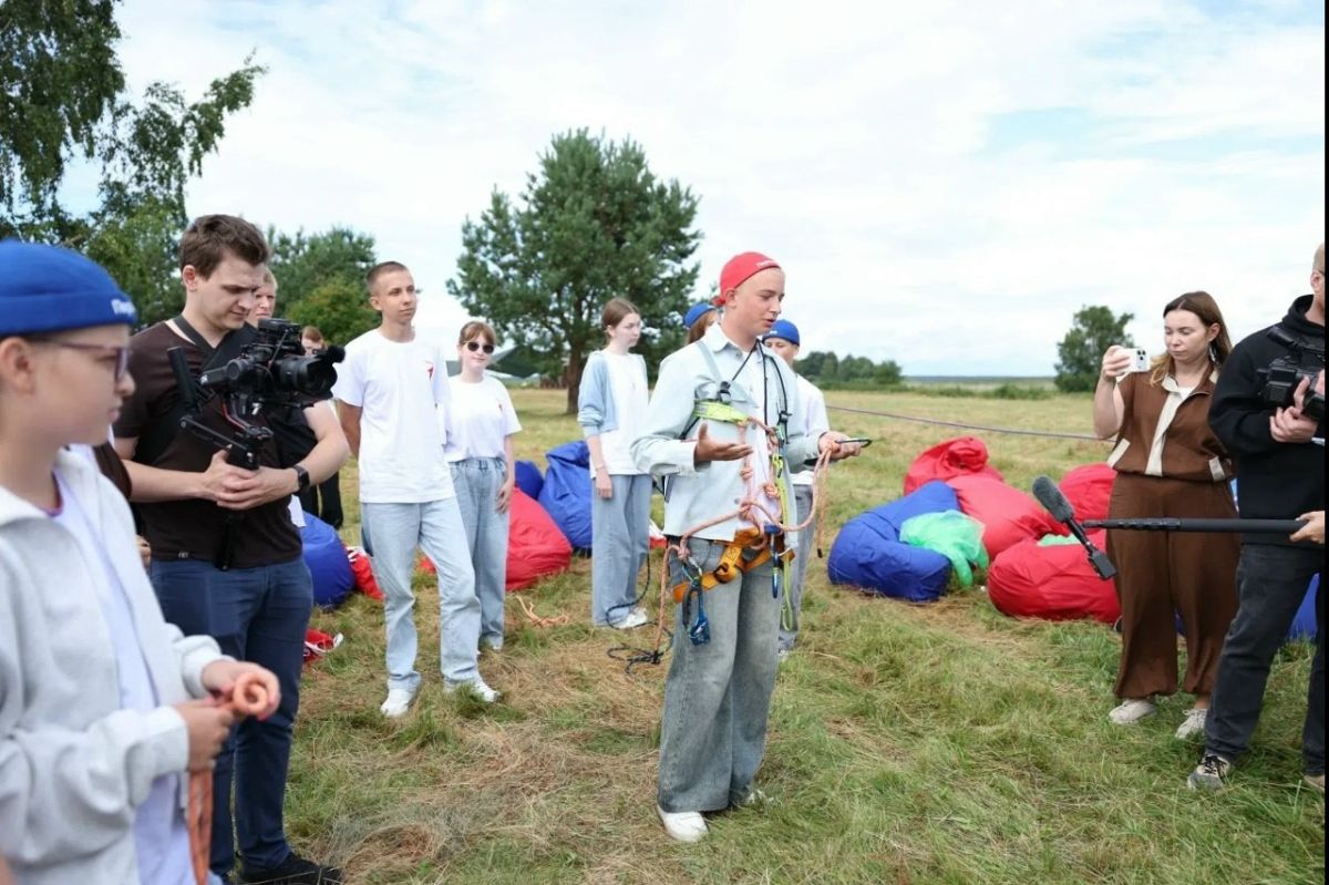 Активисты «Движения первых» в палаточном лагере на фестивале «Дружина первых» рассказали губернатору Псковской области Михаилу Ведерникову о выигрыше грантового конкурса Активисты «Движения первых» в палаточном лагере на фестивале «Дружина первых» рассказали губернатору Псковской области Михаилу Ведерникову о выигрыше грантового конкурса