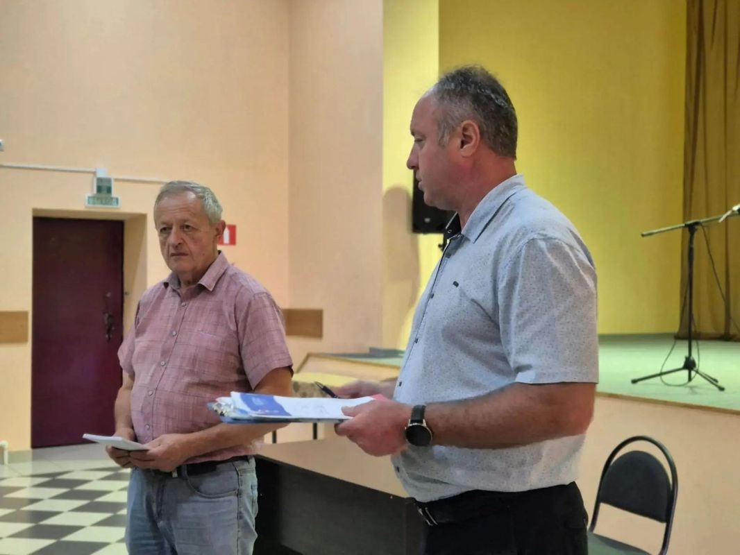 Депутат Законодательного Собрания Псковской области Андрей Козлов совместно с главой Новосокольнического округа Виктором Новиковым провёл встречу с жителями деревни Захарино Депутат Законодательного Собрания Псковской области Андрей Козлов совместно с главой Новосокольнического округа Виктором Новиковым провёл встречу с жителями деревни Захарино