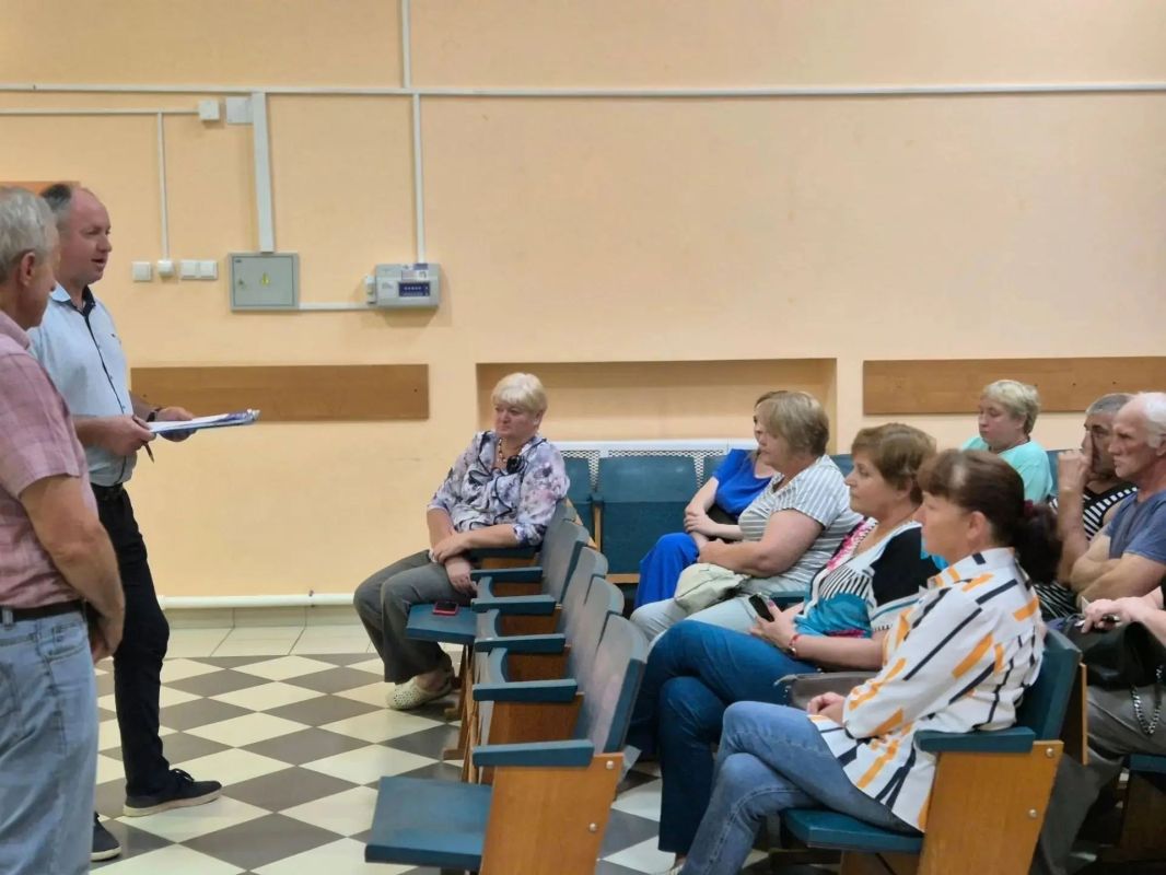 Депутат Законодательного Собрания Псковской области Андрей Козлов совместно с главой Новосокольнического округа Виктором Новиковым провёл встречу с жителями деревни Захарино Депутат Законодательного Собрания Псковской области Андрей Козлов совместно с главой Новосокольнического округа Виктором Новиковым провёл встречу с жителями деревни Захарино