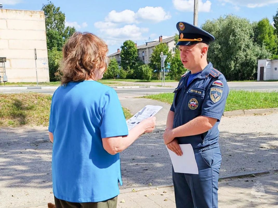#Профилактика. Сегодня сотрудники Главного управления МЧС России по Псковской области провели профилактический рейд в рабочем посёлке Бежаницы, направленный на предупреждение пожаров и предотвращение несчастных случаев #Профилактика. Сегодня сотрудники Главного управления МЧС России по Псковской области провели профилактический рейд в рабочем посёлке Бежаницы, направленный на предупреждение пожаров и предотвращение несчастных случаев