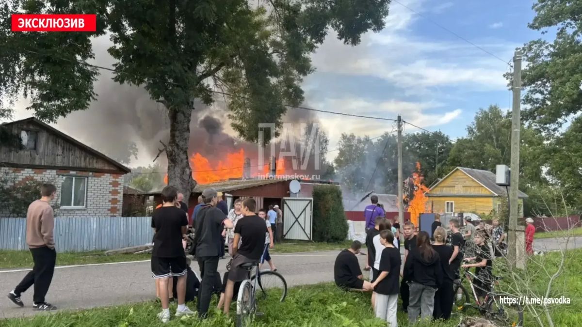 Жилой дом и надворные постройки загорелись на улице Комсомольской в Усвятах Жилой дом и надворные постройки загорелись на улице Комсомольской в Усвятах