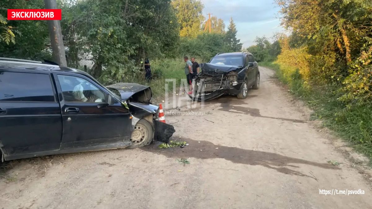 В Куньинском районе, в деревне Альфинкино, у дома 6, произошло лобовое столкновение автомобилей Lada Priora и Opel В Куньинском районе, в деревне Альфинкино, у дома 6, произошло лобовое столкновение автомобилей Lada Priora и Opel