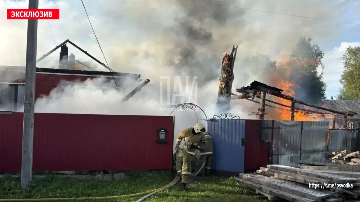 Жилой дом и надворные постройки загорелись на улице Комсомольской в Усвятах Жилой дом и надворные постройки загорелись на улице Комсомольской в Усвятах
