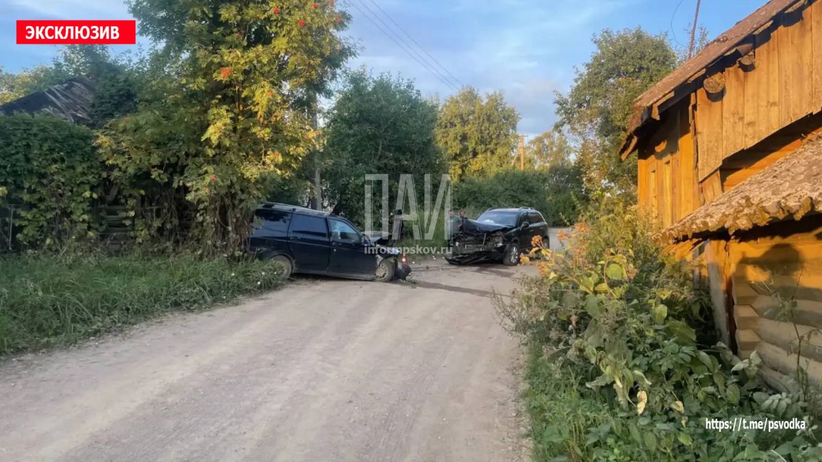 В Куньинском районе, в деревне Альфинкино, у дома 6, произошло лобовое столкновение автомобилей Lada Priora и Opel В Куньинском районе, в деревне Альфинкино, у дома 6, произошло лобовое столкновение автомобилей Lada Priora и Opel