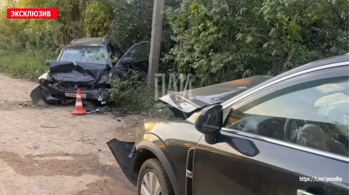 Лобовое столкновение автомобилей Lada Priora и Opel произошло у дома №6 в деревне Альфинкино в Куньинском районе Лобовое столкновение автомобилей Lada Priora и Opel произошло у дома №6 в деревне Альфинкино в Куньинском районе