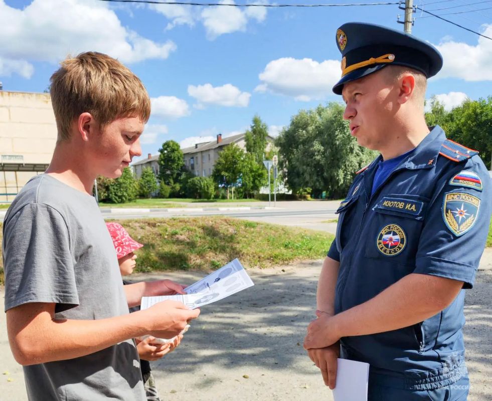 #Профилактика. Сегодня сотрудники Главного управления МЧС России по Псковской области провели профилактический рейд в рабочем посёлке Бежаницы, направленный на предупреждение пожаров и предотвращение несчастных случаев #Профилактика. Сегодня сотрудники Главного управления МЧС России по Псковской области провели профилактический рейд в рабочем посёлке Бежаницы, направленный на предупреждение пожаров и предотвращение несчастных случаев