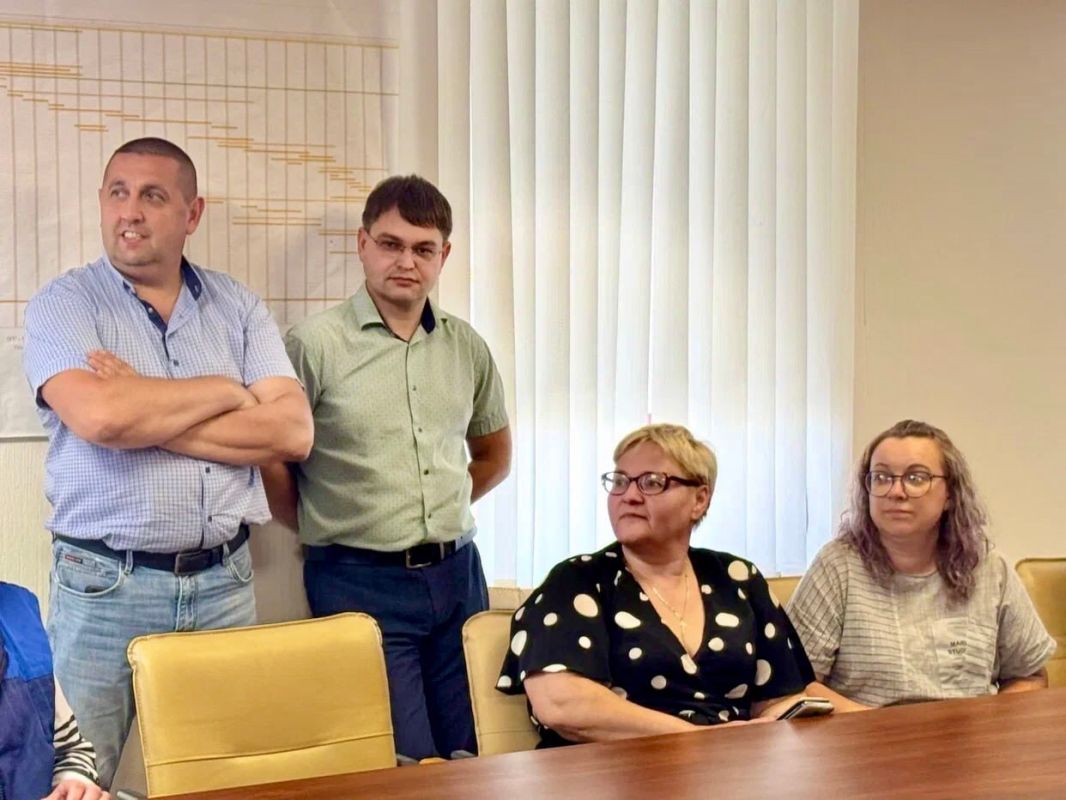 Депутат Псковской городской Думы Антон Мороз принял участие во встрече с коллективом и руководством Порховского маслосырзавода Депутат Псковской городской Думы Антон Мороз принял участие во встрече с коллективом и руководством Порховского маслосырзавода