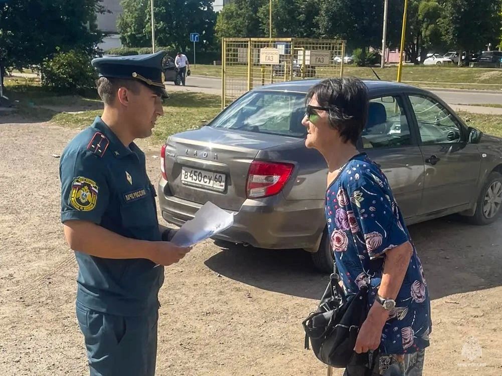 #Профилактика. Сегодня сотрудниками Главного управления МЧС России по Псковской области на территории города Великие Луки проведен профилактический рейд, цель которого – предупреждение пожаров и гибели на них людей #Профилактика. Сегодня сотрудниками Главного управления МЧС России по Псковской области на территории города Великие Луки проведен профилактический рейд, цель которого – предупреждение пожаров и гибели на них людей