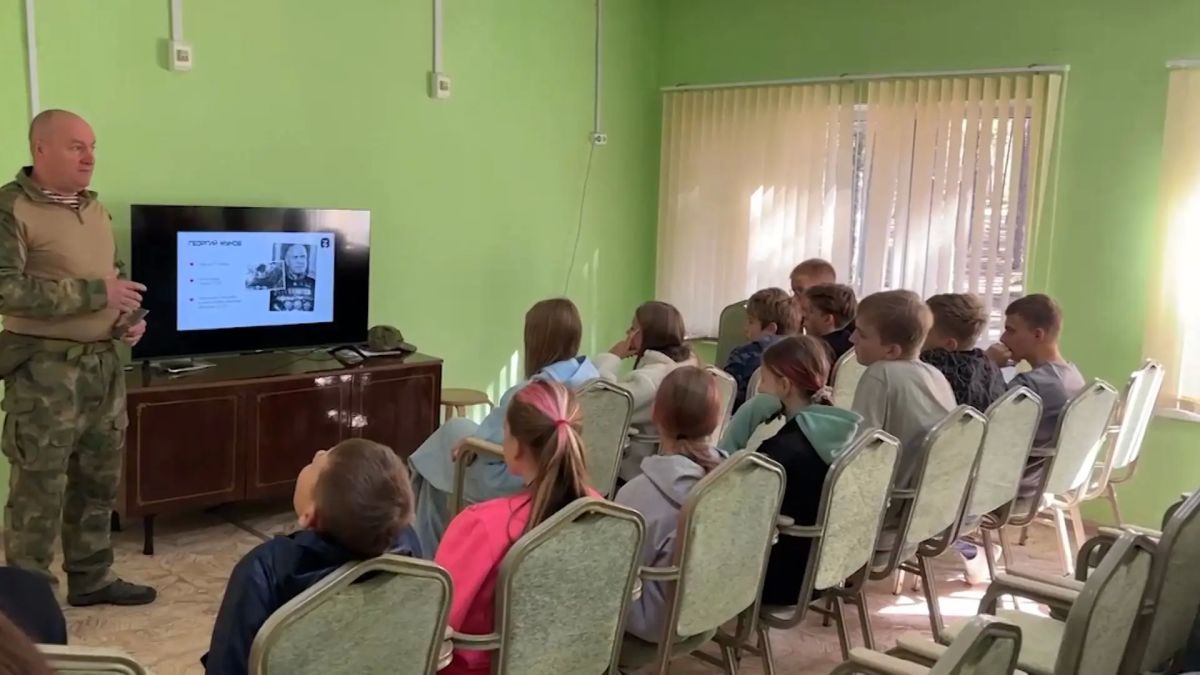 Уроки мужества от героев СВО прошли в детском лагере Псковской области