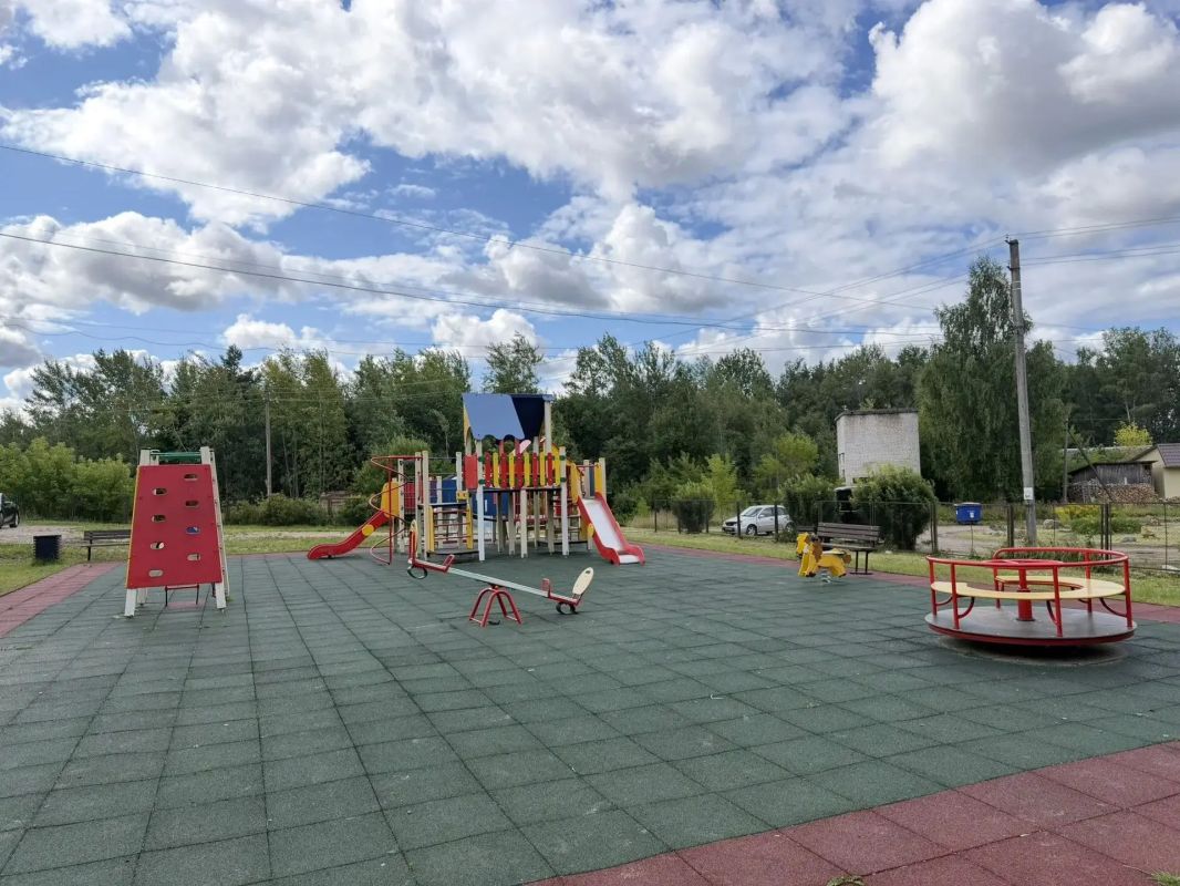 Губернатор также оценил благоустройство территории возле Плюсской районной библиотеки Губернатор также оценил благоустройство территории возле Плюсской районной библиотеки