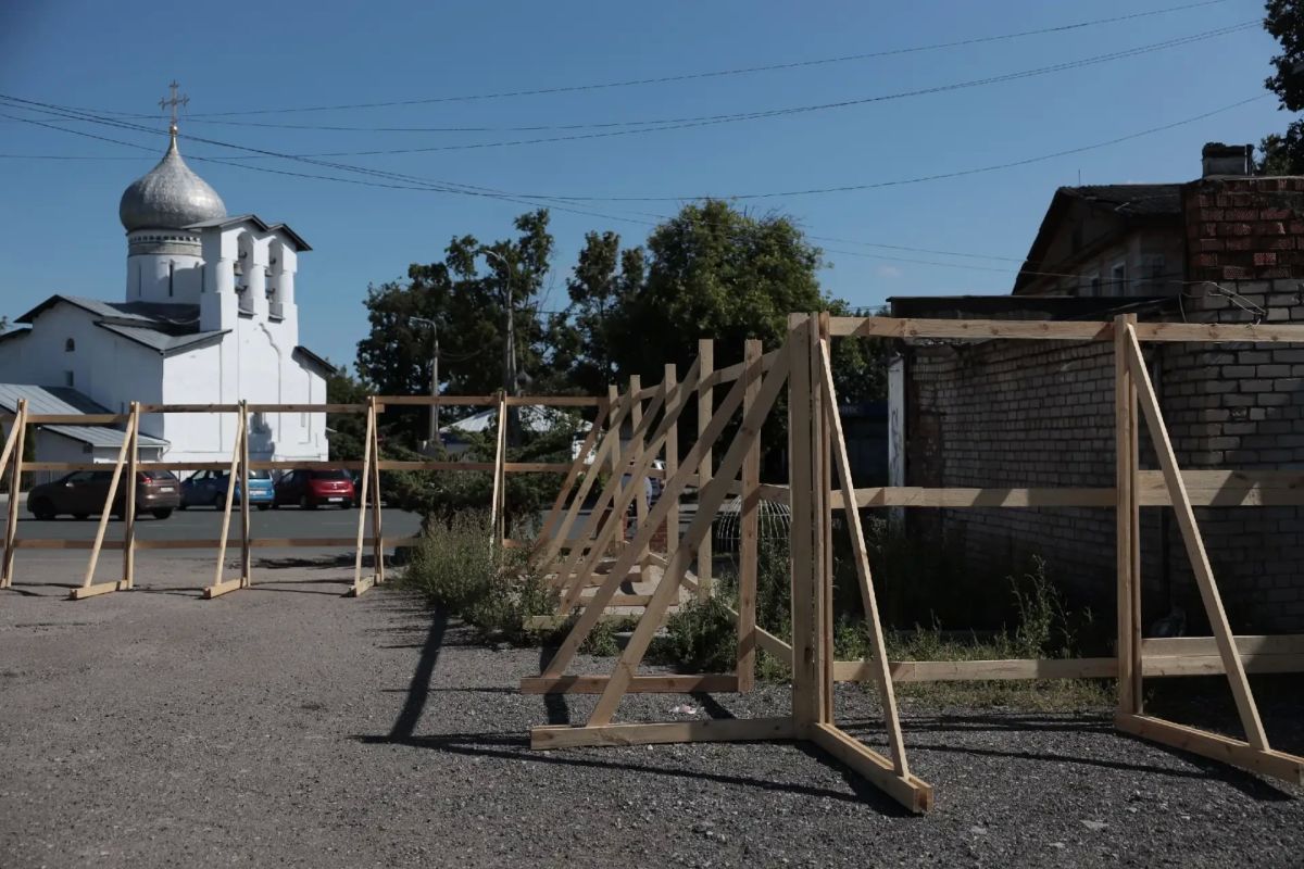 На месте бывшего Белорусского рынка в центре Пскова археологи рассчитывают найти берестяные грамоты – последние из них были обнаружены именно на раскопках в этом районе