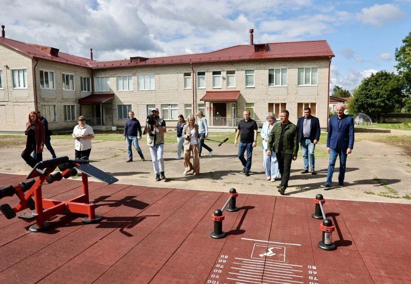 Губернатор также оценил благоустройство территории возле Плюсской районной библиотеки Губернатор также оценил благоустройство территории возле Плюсской районной библиотеки