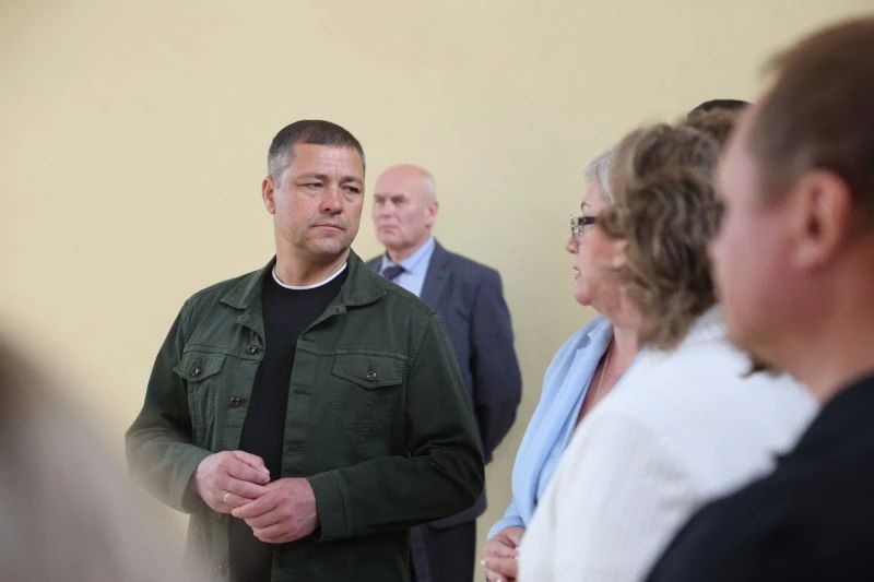 В рамках рабочего выезда губернатор Михаил Ведерников посетил Плюсскую среднюю школу, чтобы проконтролировать качество капитального ремонта и благоустройства В рамках рабочего выезда губернатор Михаил Ведерников посетил Плюсскую среднюю школу, чтобы проконтролировать качество капитального ремонта и благоустройства