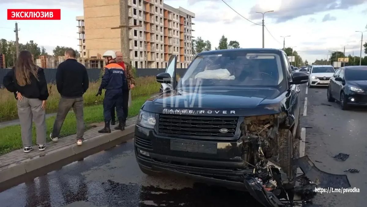 Автомобили Range Rover и ВАЗ-2115 столкнулись у дома № 6 на Крестовском шоссе в Пскове, сообщается в канале «Псковская сводка» в MAX Автомобили Range Rover и ВАЗ-2115 столкнулись у дома № 6 на Крестовском шоссе в Пскове, сообщается в канале «Псковская сводка» в MAX