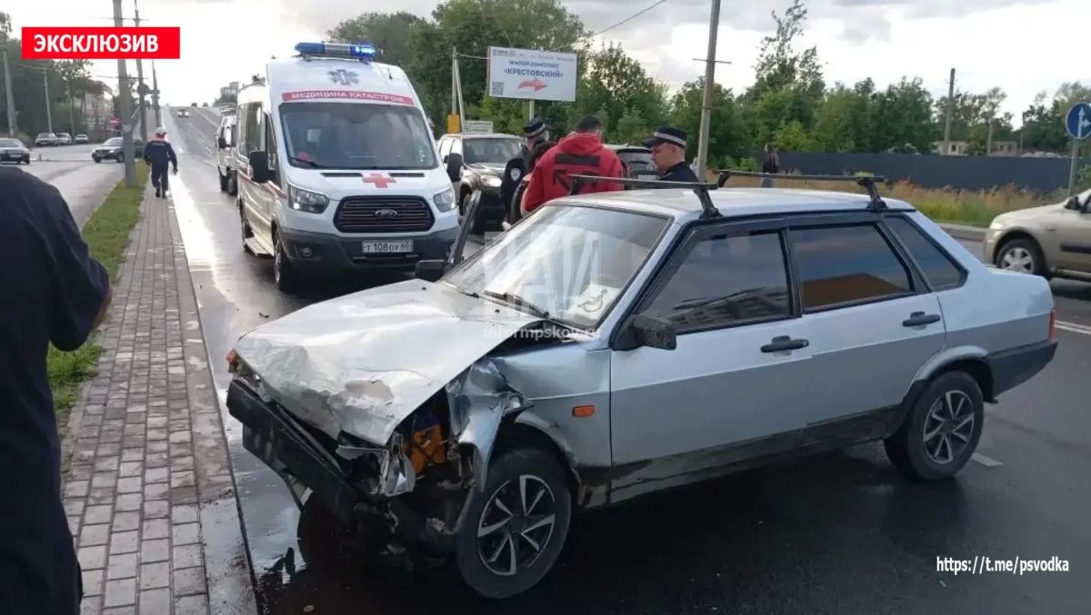 Автомобили Range Rover и ВАЗ-2115 столкнулись у дома № 6 на Крестовском шоссе в Пскове, сообщается в канале «Псковская сводка» в MAX Автомобили Range Rover и ВАЗ-2115 столкнулись у дома № 6 на Крестовском шоссе в Пскове, сообщается в канале «Псковская сводка» в MAX