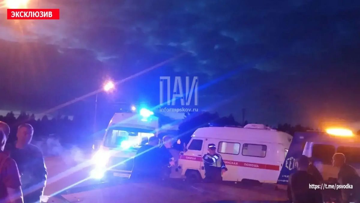 Водитель BMW X6 выехал на встречную полосу и вылетел в кювет с последующим переворотом у деревни Юршино в Островском районе