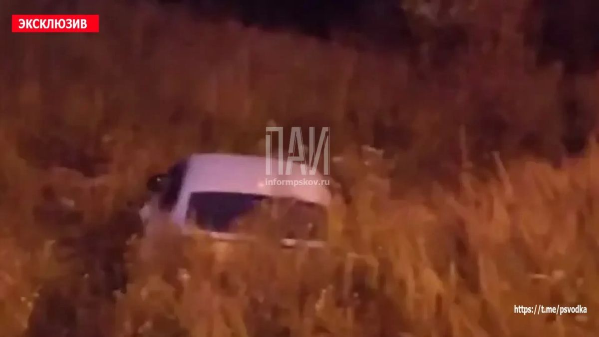 Водитель BMW X6 выехал на встречную полосу и вылетел в кювет с последующим переворотом у деревни Юршино в Островском районе Водитель BMW X6 выехал на встречную полосу и вылетел в кювет с последующим переворотом у деревни Юршино в Островском районе