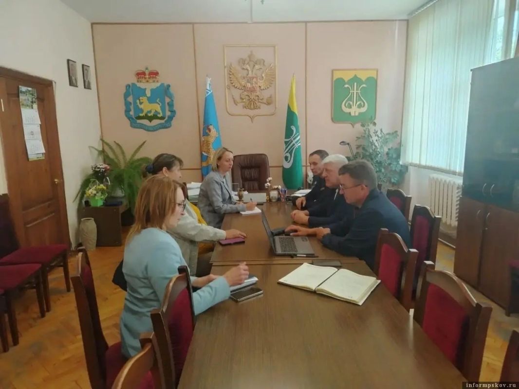Сенатор РФ от Псковской области Алексей Наумец и помощник губернатора Михаил Каратыш посетили Пушкиногорский район