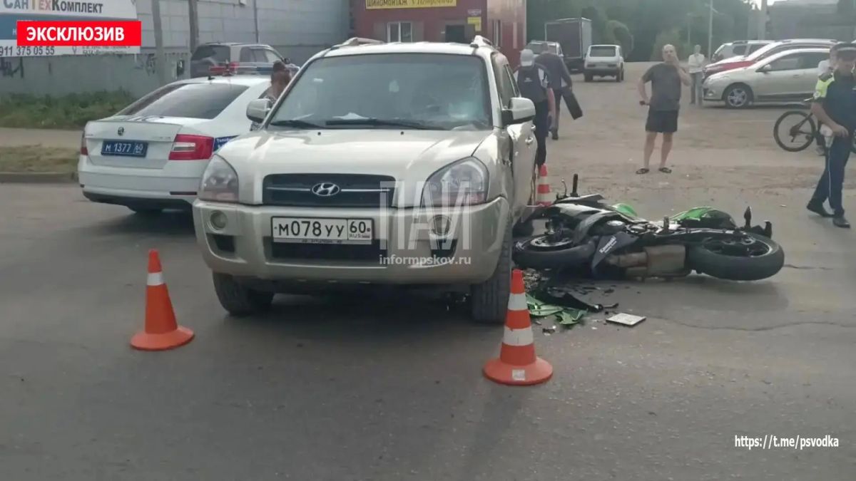 Водитель автомобиля при выезде со второстепенной дороги на главную не уступил дорогу мотоциклисту у дома №74/2 на Октябрьском проспекте в Великих Луках Водитель автомобиля при выезде со второстепенной дороги на главную не уступил дорогу мотоциклисту у дома №74/2 на Октябрьском проспекте в Великих Луках