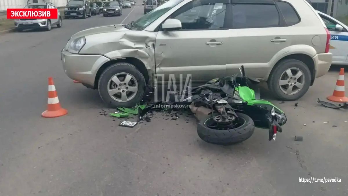 Водитель автомобиля при выезде со второстепенной дороги на главную не уступил дорогу мотоциклисту у дома №74/2 на Октябрьском проспекте в Великих Луках Водитель автомобиля при выезде со второстепенной дороги на главную не уступил дорогу мотоциклисту у дома №74/2 на Октябрьском проспекте в Великих Луках