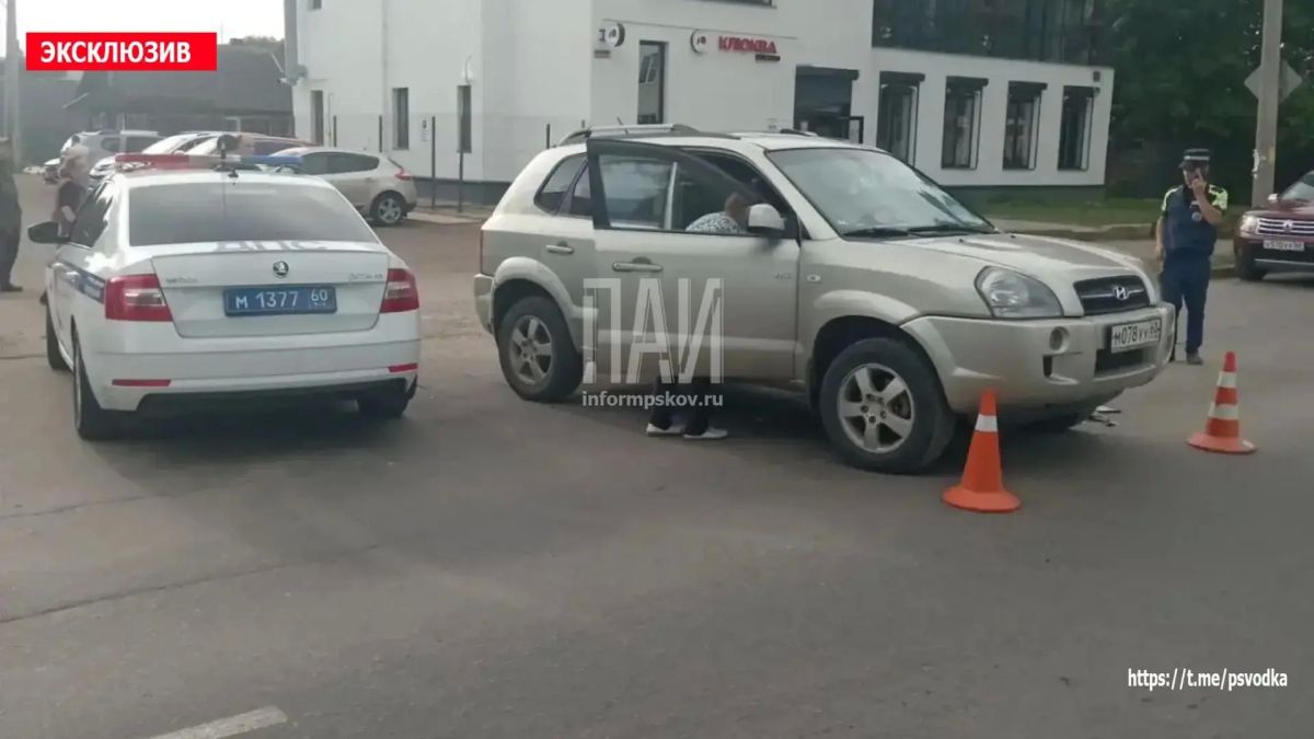 Водитель автомобиля при выезде со второстепенной дороги на главную не уступил дорогу мотоциклисту у дома №74/2 на Октябрьском проспекте в Великих Луках Водитель автомобиля при выезде со второстепенной дороги на главную не уступил дорогу мотоциклисту у дома №74/2 на Октябрьском проспекте в Великих Луках