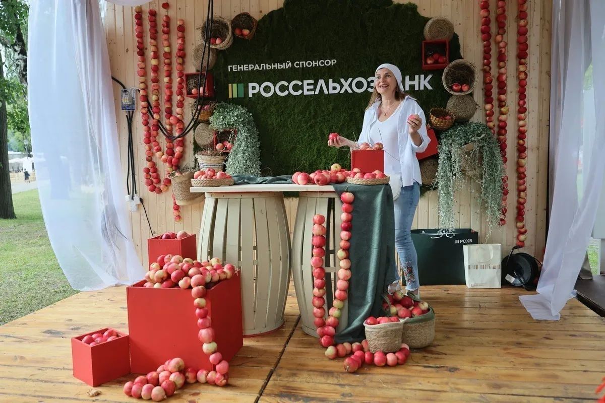 В Псковской области завершился фестиваль яблок, урожая и традиционных напитков «Лешуга» В Псковской области завершился фестиваль яблок, урожая и традиционных напитков «Лешуга»