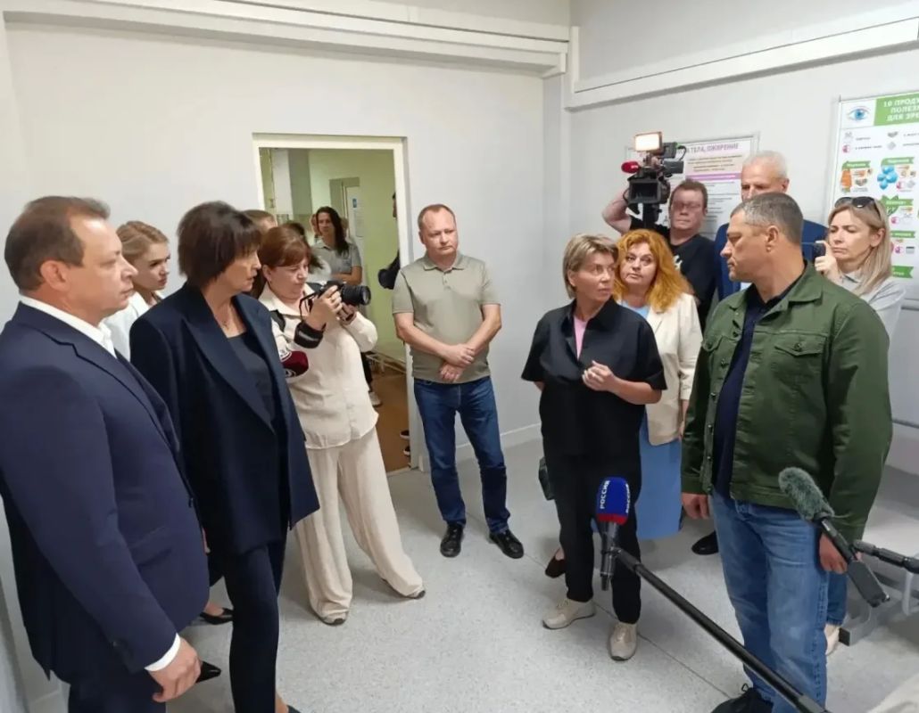 Поликлинику № 1 - филиал Псковской областной клинической больницы посетил губернатор Псковской области Михаил Ведерников во время рабочего визита в Великие Луки 17 августа