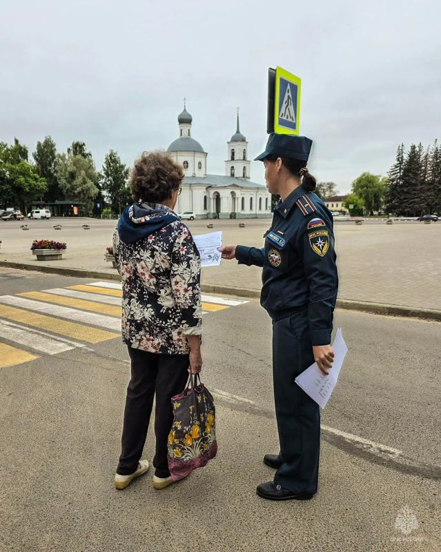 #Профилактика. Сегодня в Острове сотрудниками Главного управления МЧС России по Псковской области проведен рейд по разъяснению требований пожарной безопасности среди населения #Профилактика. Сегодня в Острове сотрудниками Главного управления МЧС России по Псковской области проведен рейд по разъяснению требований пожарной безопасности среди населения