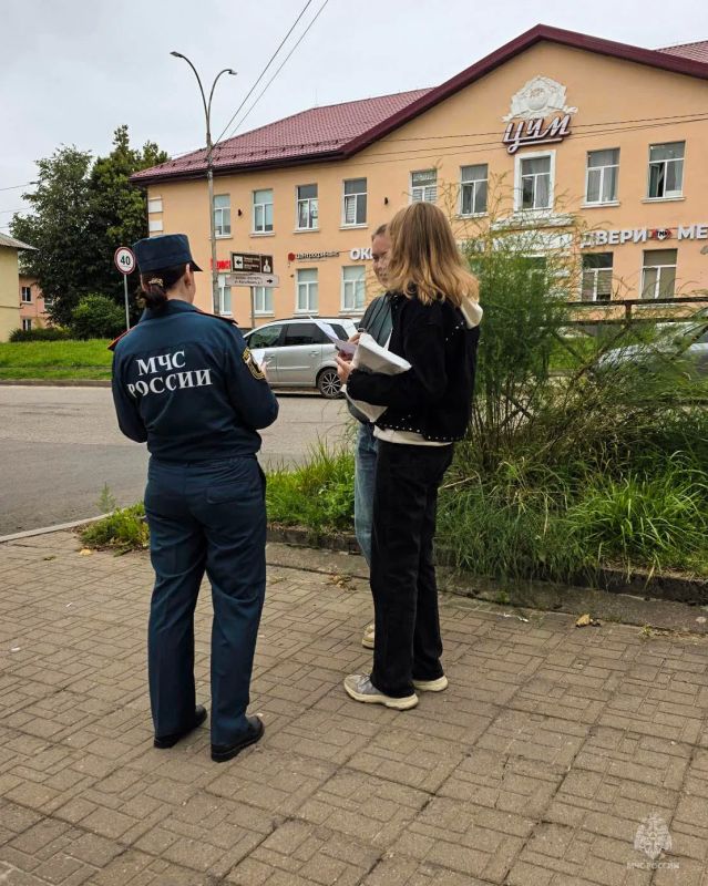 #Профилактика. Сегодня в Острове сотрудниками Главного управления МЧС России по Псковской области проведен рейд по разъяснению требований пожарной безопасности среди населения #Профилактика. Сегодня в Острове сотрудниками Главного управления МЧС России по Псковской области проведен рейд по разъяснению требований пожарной безопасности среди населения