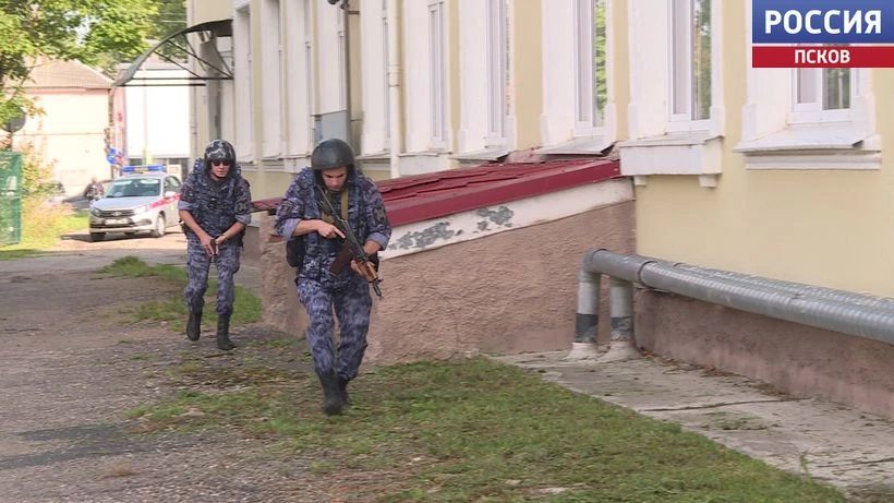 Росгвардейцы отработали захват вооруженных старшеклассников в псковской школе Росгвардейцы отработали захват вооруженных старшеклассников в псковской школе