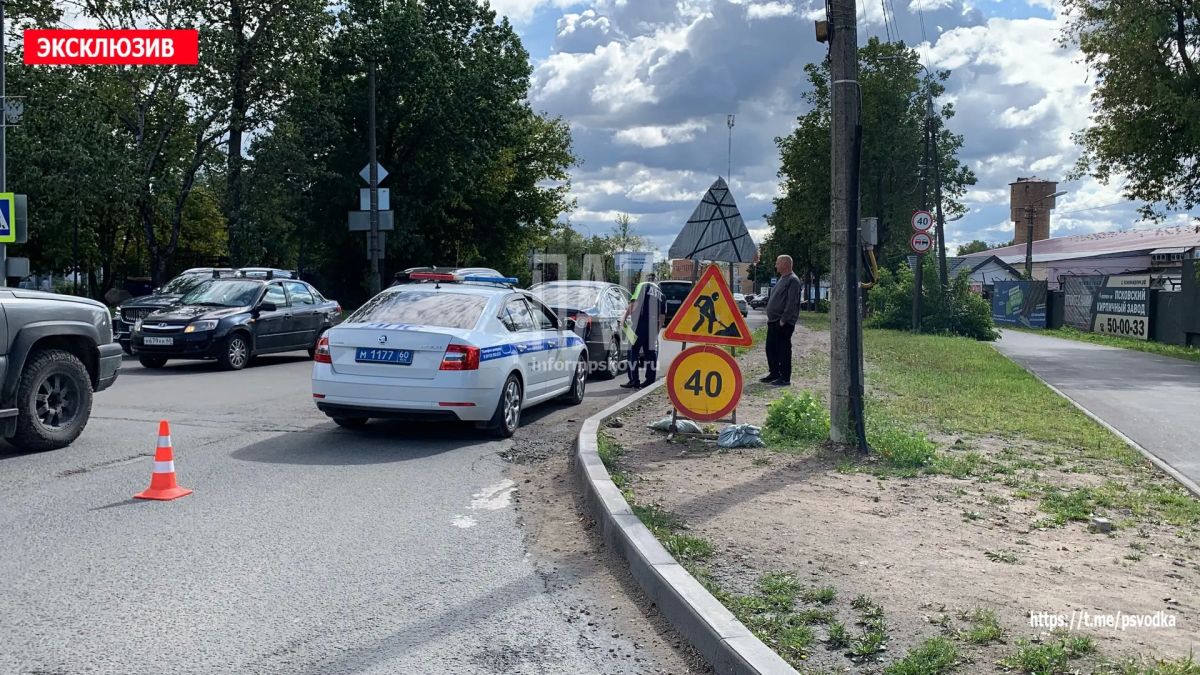 В Пскове, на перекрестке улиц Алмазной и Леона Поземского, около рынка, водитель автомобиля Volkswagen совершил наезд на 18-летнего молодого человека на пешеходном переходе В Пскове, на перекрестке улиц Алмазной и Леона Поземского, около рынка, водитель автомобиля Volkswagen совершил наезд на 18-летнего молодого человека на пешеходном переходе