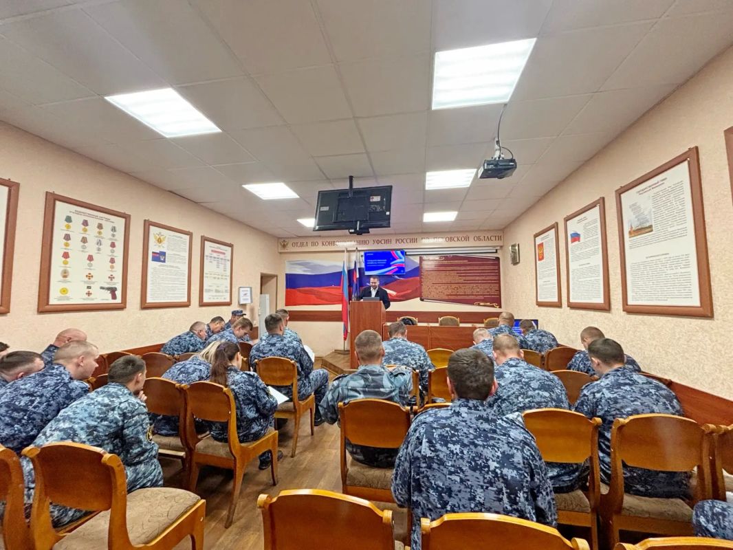 В отделе по конвоированию провели мероприятия ко Дню Государственного флага РФ В отделе по конвоированию провели мероприятия ко Дню Государственного флага РФ