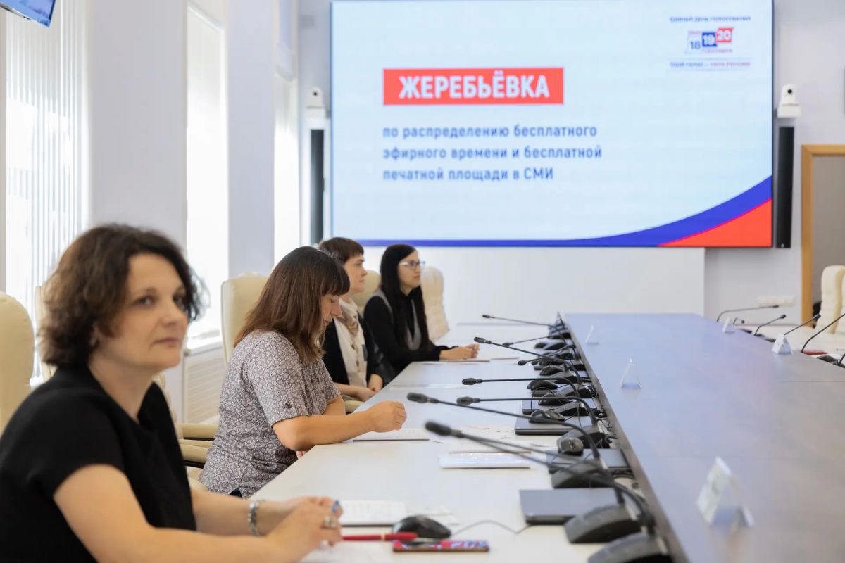 Сегодня в городе Пскове Избирательная комиссия Псковской области провела жеребьевку по распределению между зарегистрированными кандидатами, политическими партиями на выборах депутатов Государственной Думы Федерального... Сегодня в городе Пскове Избирательная комиссия Псковской области провела жеребьевку по распределению между зарегистрированными кандидатами, политическими партиями на выборах депутатов Государственной Думы Федерального...