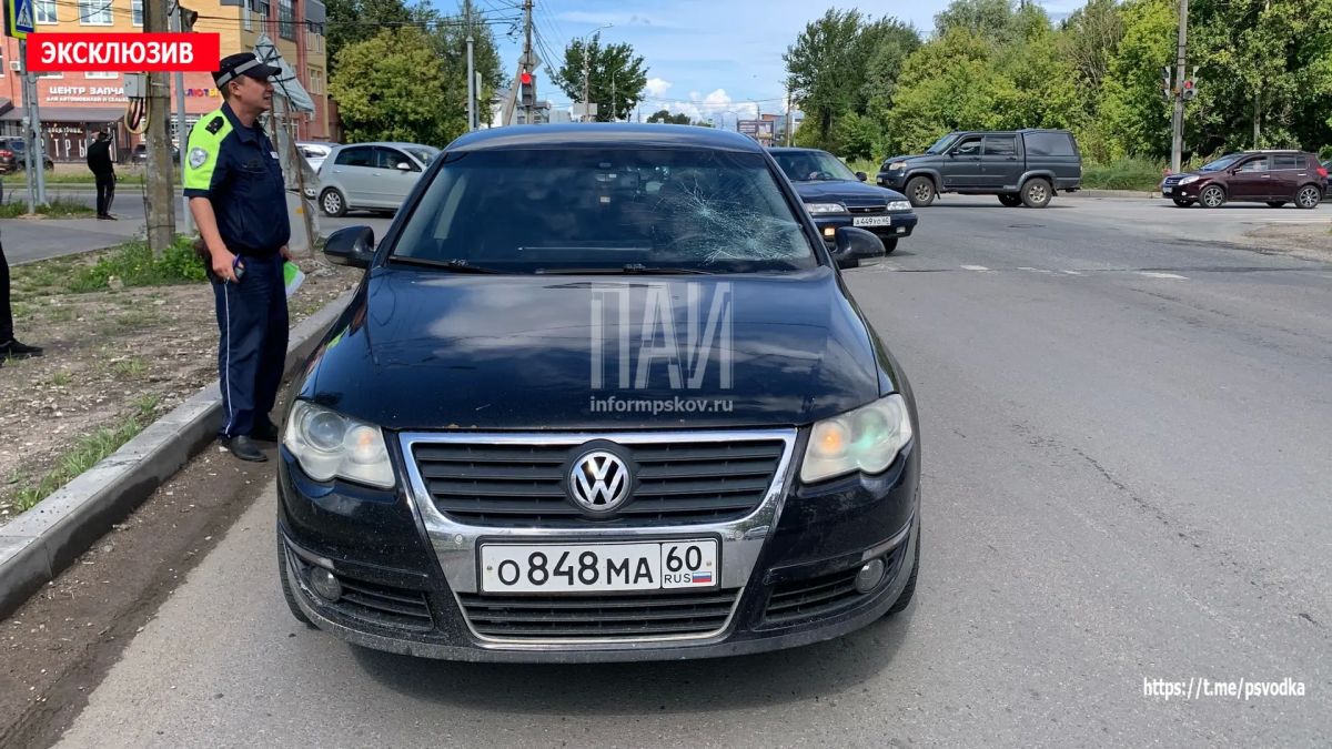 В Пскове, на перекрестке улиц Алмазной и Леона Поземского, около рынка, водитель автомобиля Volkswagen совершил наезд на 18-летнего молодого человека на пешеходном переходе В Пскове, на перекрестке улиц Алмазной и Леона Поземского, около рынка, водитель автомобиля Volkswagen совершил наезд на 18-летнего молодого человека на пешеходном переходе