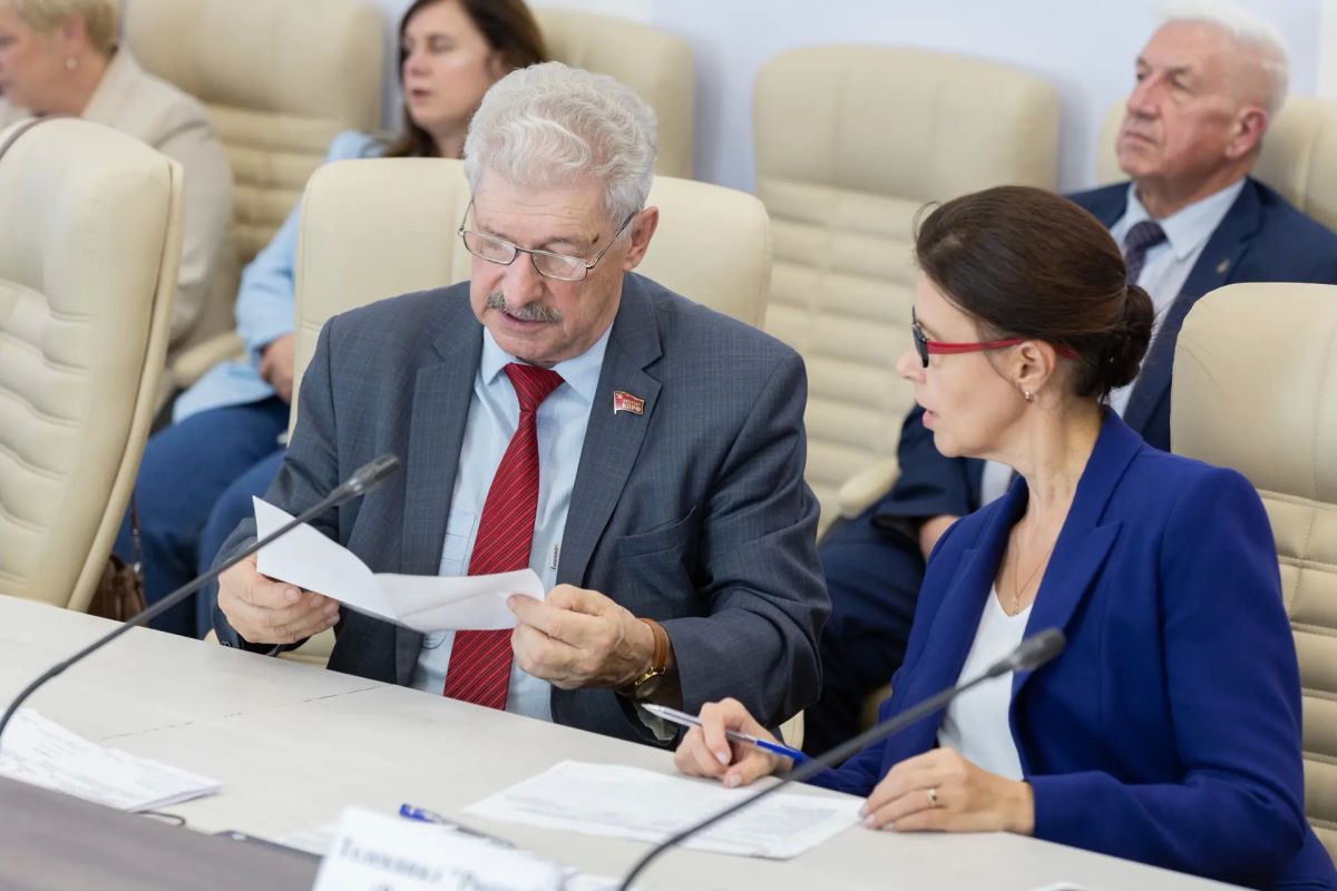 Сегодня в городе Пскове Избирательная комиссия Псковской области провела жеребьевку по распределению между зарегистрированными кандидатами, политическими партиями на выборах депутатов Государственной Думы Федерального... Сегодня в городе Пскове Избирательная комиссия Псковской области провела жеребьевку по распределению между зарегистрированными кандидатами, политическими партиями на выборах депутатов Государственной Думы Федерального...