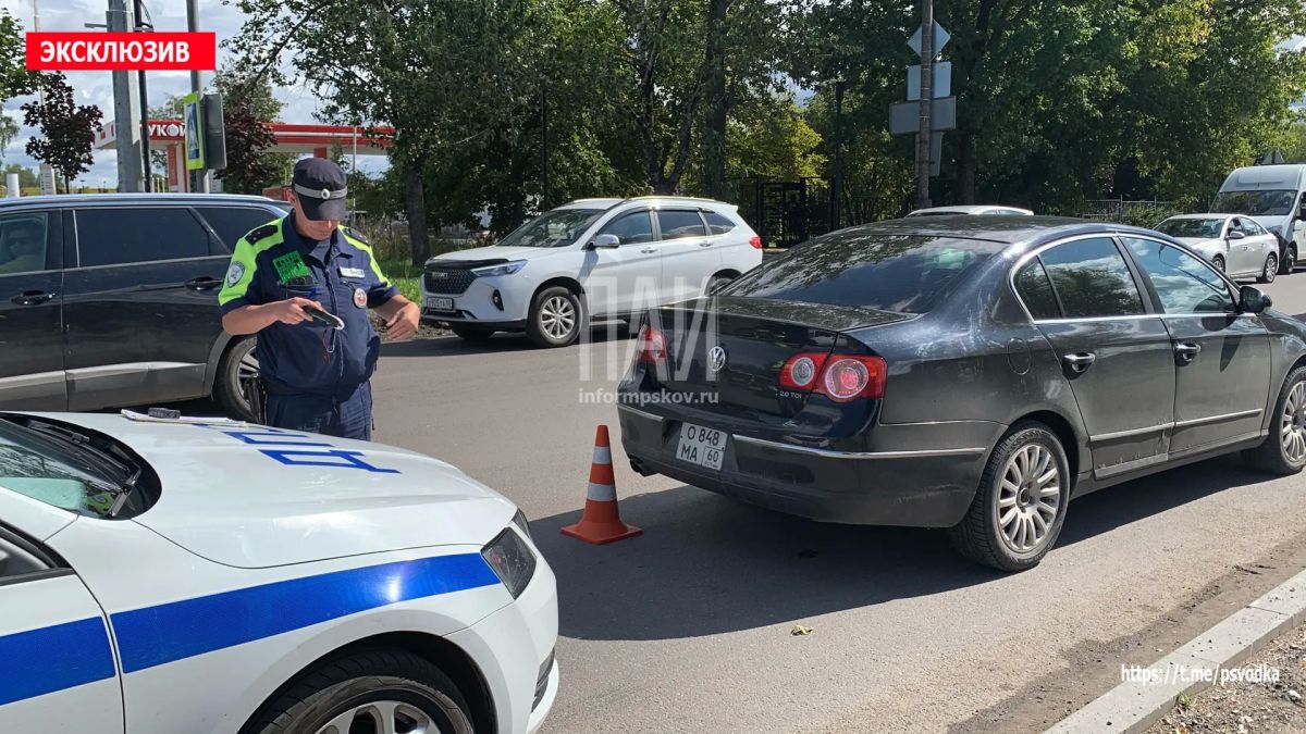 В Пскове, на перекрестке улиц Алмазной и Леона Поземского, около рынка, водитель автомобиля Volkswagen совершил наезд на 18-летнего молодого человека на пешеходном переходе В Пскове, на перекрестке улиц Алмазной и Леона Поземского, около рынка, водитель автомобиля Volkswagen совершил наезд на 18-летнего молодого человека на пешеходном переходе
