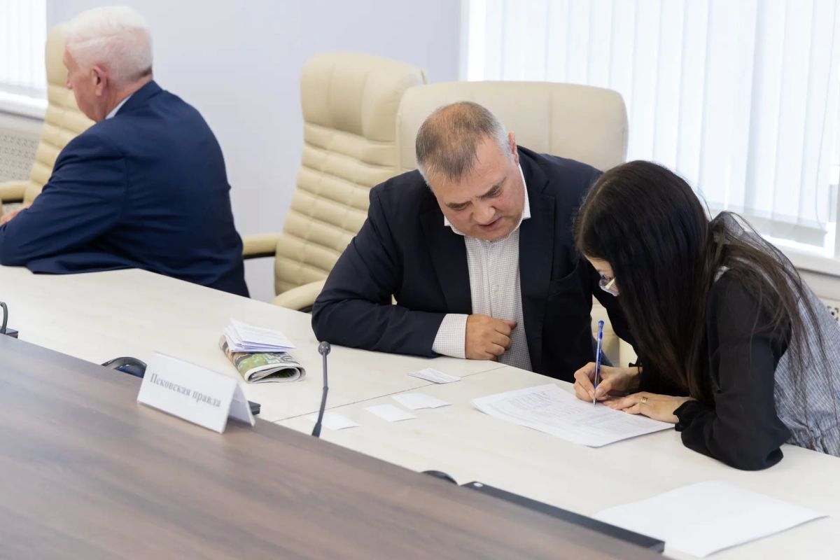 Сегодня в городе Пскове Избирательная комиссия Псковской области провела жеребьевку по распределению между зарегистрированными кандидатами, политическими партиями на выборах депутатов Государственной Думы Федерального... Сегодня в городе Пскове Избирательная комиссия Псковской области провела жеребьевку по распределению между зарегистрированными кандидатами, политическими партиями на выборах депутатов Государственной Думы Федерального...
