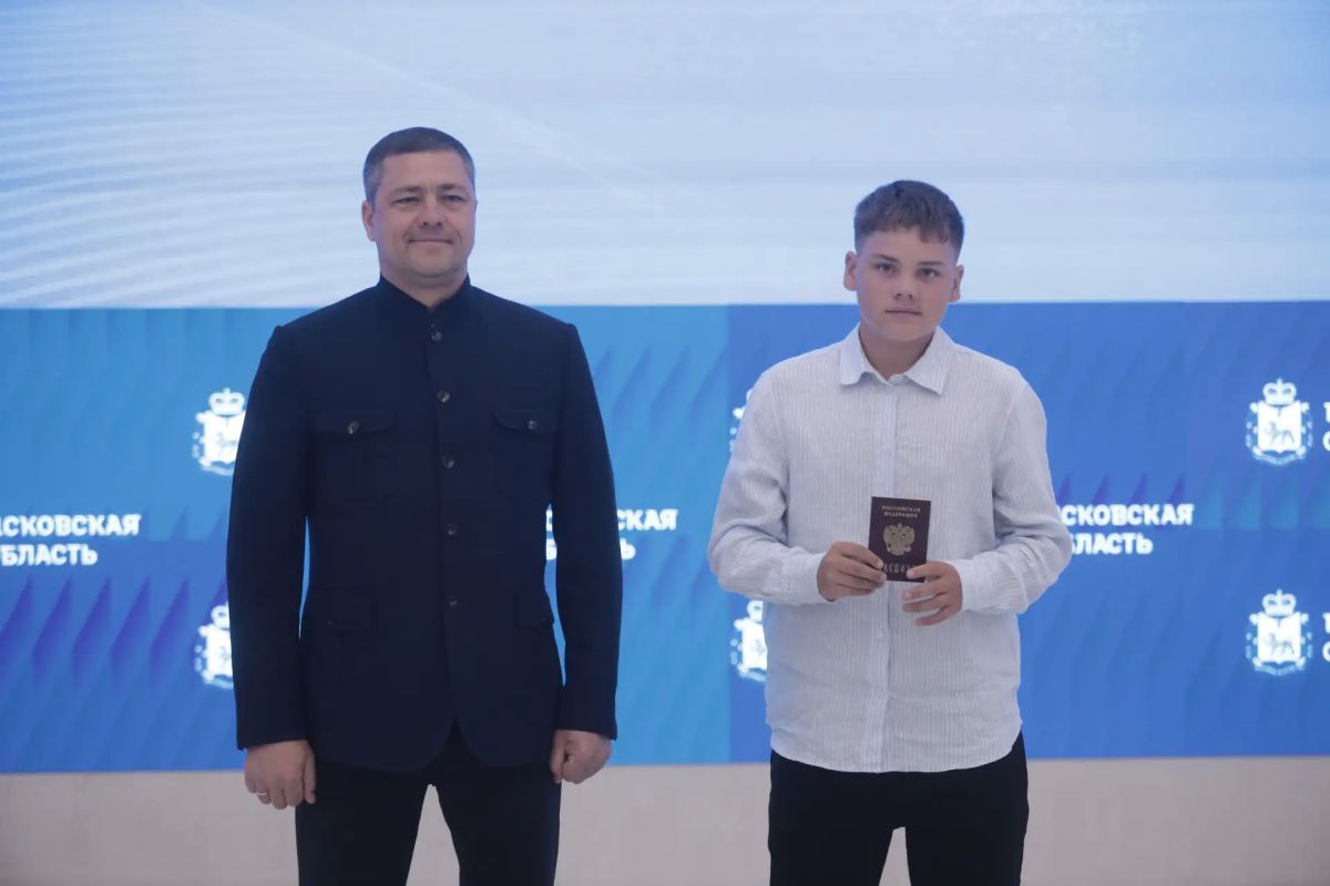Михаил Ведерников вручил первые паспорта юным жителям Псковской области Михаил Ведерников вручил первые паспорта юным жителям Псковской области