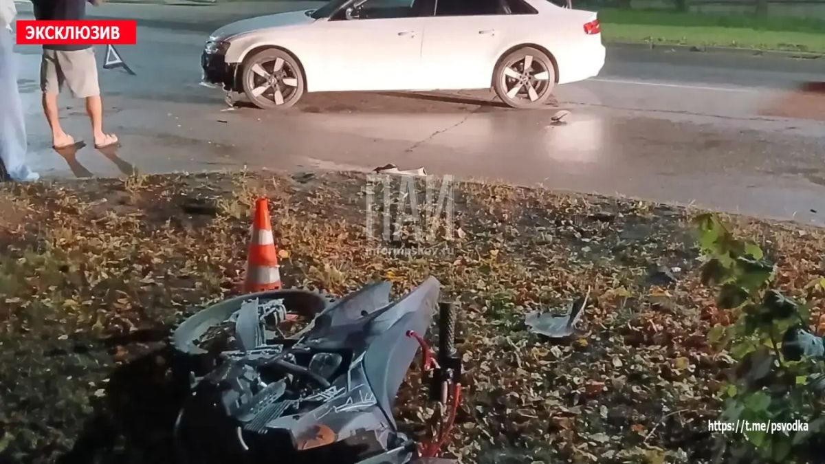 Лобовое столкновение мотоцикла и автомобиля Audi произошло на проспекте Гагарина у дома №107/1 в Великих Луках