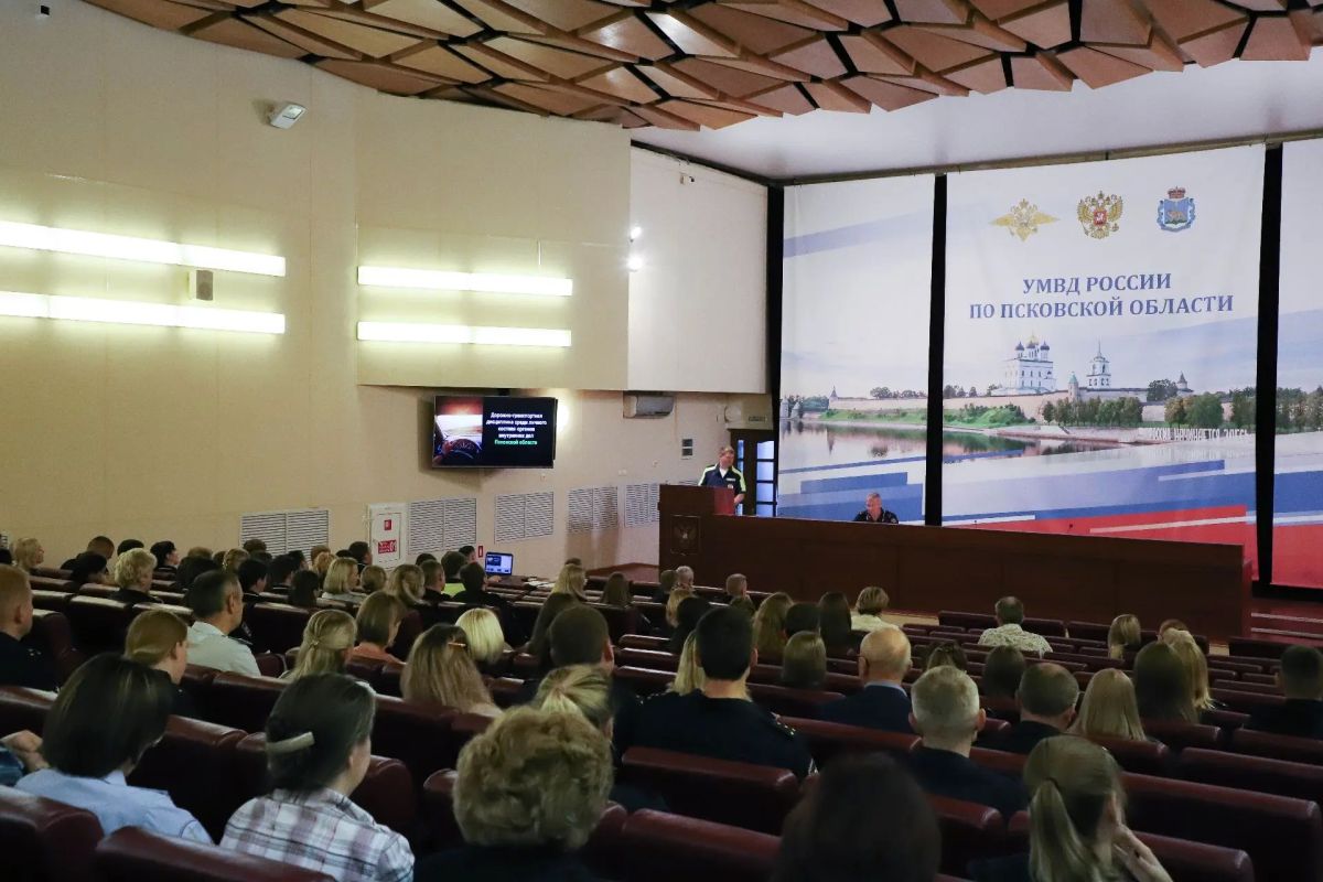 В Управлении МВД России по Псковской области прошли занятия для личного состава в рамках Единого дня государственно-правового информирования В Управлении МВД России по Псковской области прошли занятия для личного состава в рамках Единого дня государственно-правового информирования