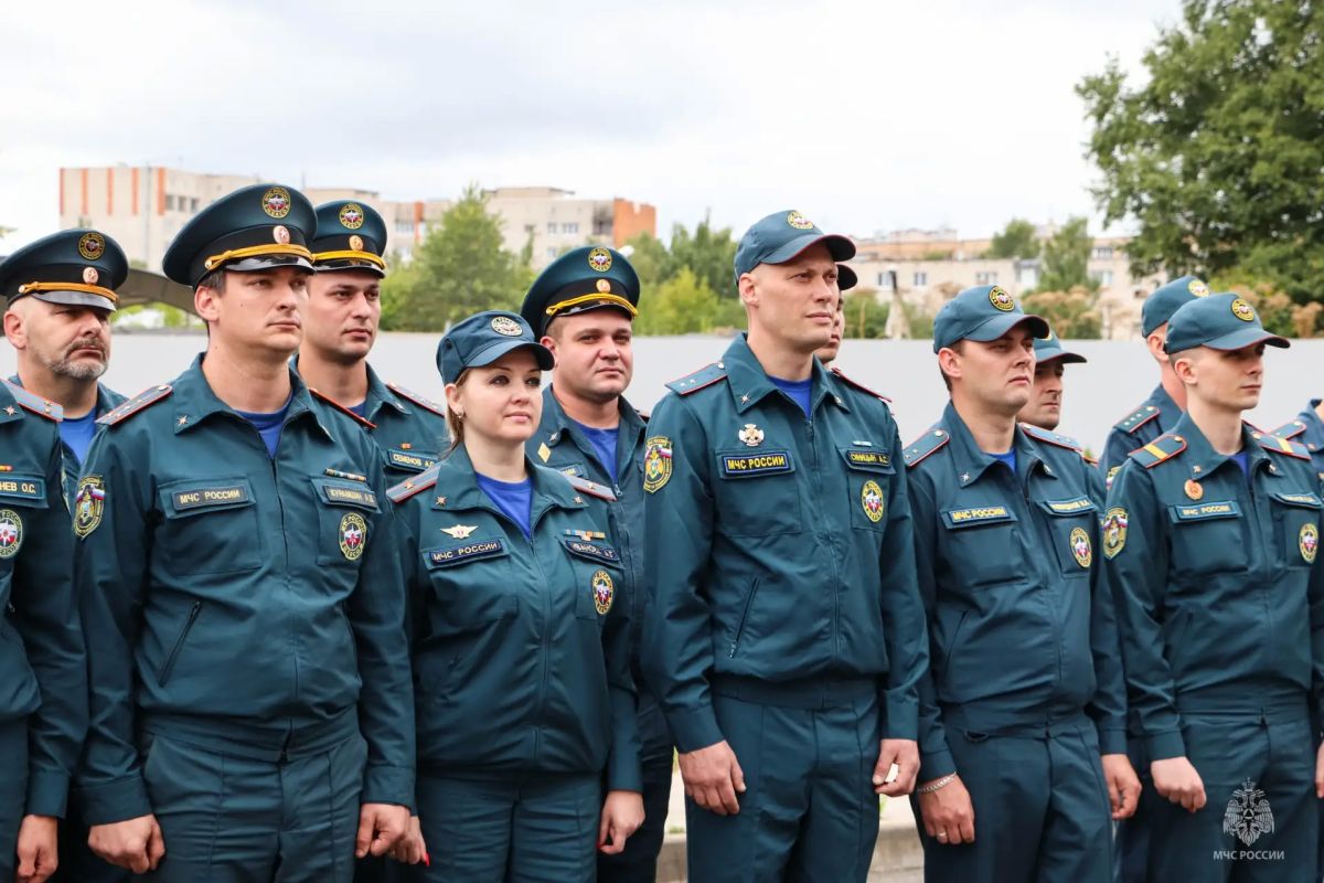 Торжественное построение, посвященное Дню Государственного флага Российской Федерации Торжественное построение, посвященное Дню Государственного флага Российской Федерации