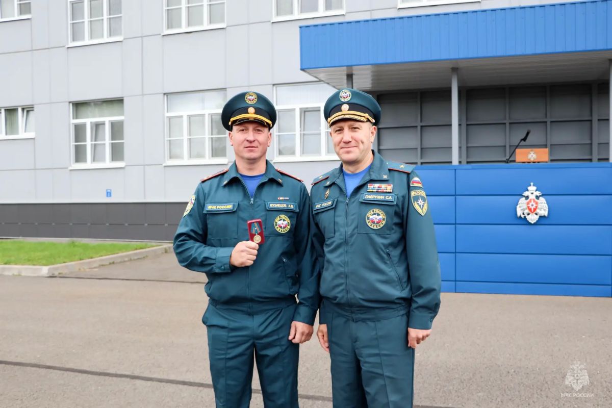 Торжественное построение, посвященное Дню Государственного флага Российской Федерации Торжественное построение, посвященное Дню Государственного флага Российской Федерации