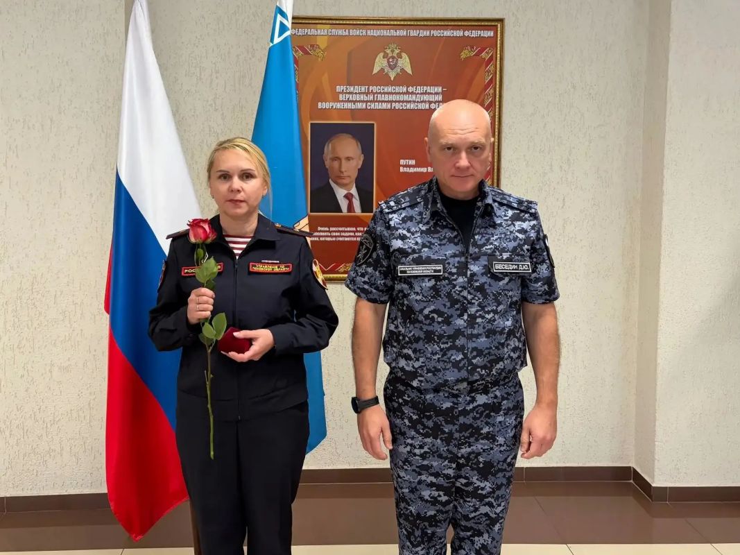 Росгвардейцам Псковской области вручили награды в преддверии Дня флага