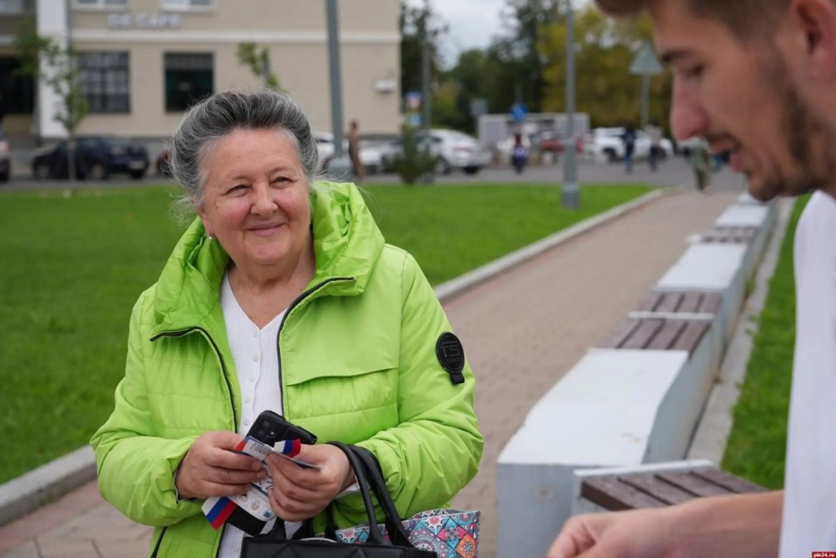 Активисты Доброцентра ПсковГУ раздали ленты-триколоры на площади Ленина Активисты Доброцентра ПсковГУ раздали ленты-триколоры на площади Ленина