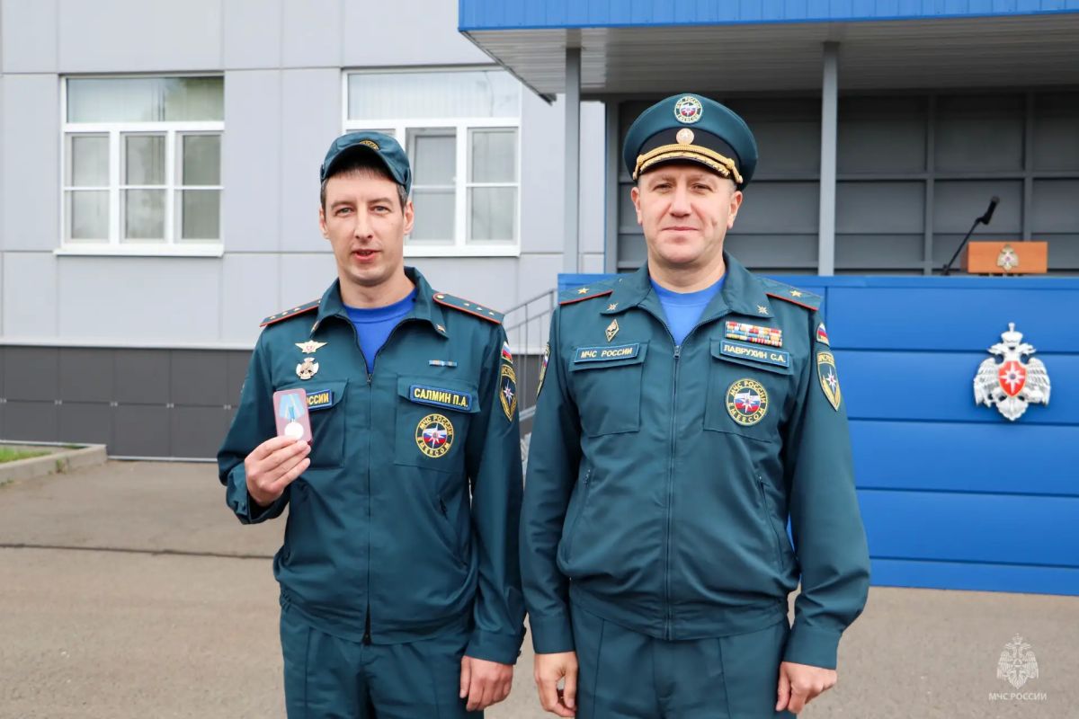 Торжественное построение, посвященное Дню Государственного флага Российской Федерации Торжественное построение, посвященное Дню Государственного флага Российской Федерации